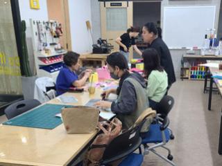 한국공예장인학교 색지교육 시설사용 썸네일 이미지