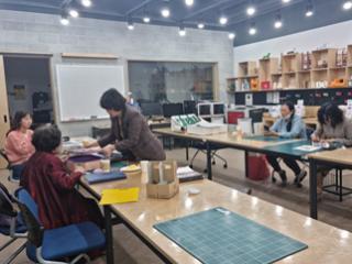 한국공예장인학교 색지교육 시설사용 썸네일 이미지